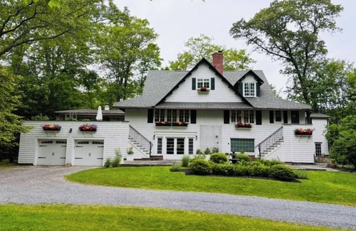 Shoreham House | North Shore Four-Bedroom Country Manor