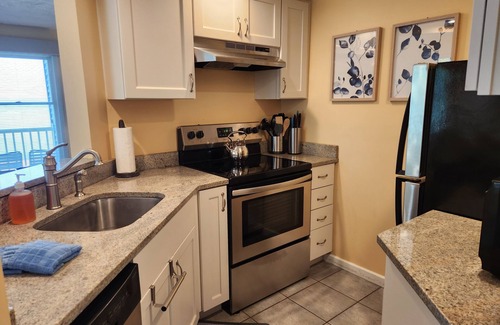 Traverse City Condo | North Shore Inn Traverse City - Unit 201