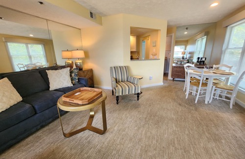 Traverse City Condo | North Shore Inn Traverse City - Unit 201