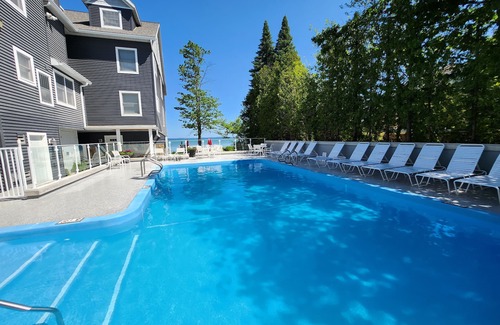Traverse City Condo | North Shore Inn Traverse City - Unit 304
