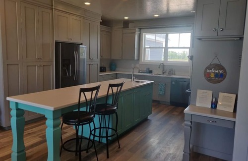St. Charles House | North Shore Oasis - 5 minutes from the lake!