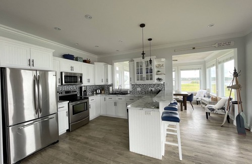 Anglo Rustico Cottage | North Shore Ocean-Front Cottage With Access to Quiet Beach & Hot Tub