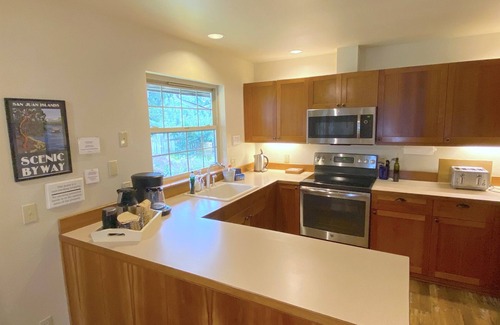 Eastsound House | North Shore Retreat: Private Beach Access, Tennis/Pickleball Court, Pets Welcome