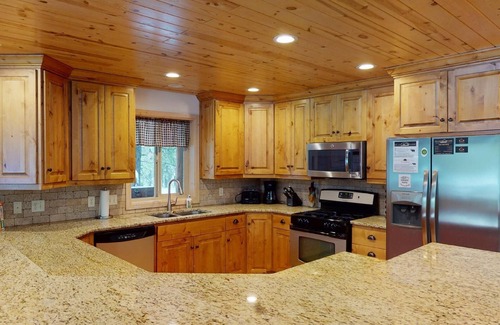 Island Park Cabin | North Star Lodge* Hot Tub, 7Br, 4Ba, Wifi, Satellite Tv, 30 Miles to Yellowstone