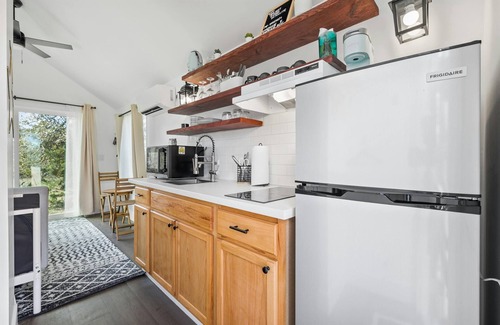 Fredericksburg House | North Star Nook - pet friendly tiny home!