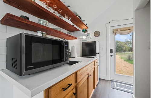 Fredericksburg House | North Star Nook - pet friendly tiny home!