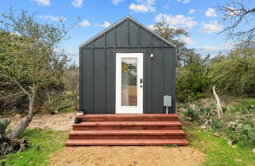 Fredericksburg House | North Star Nook - pet friendly tiny home!