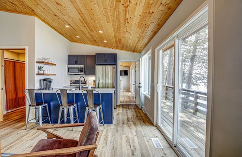 Tomahawk Cabin | North Star Retreat: Fully Renovated, Duplex-Style Cabin on Beautiful Somo Lake
