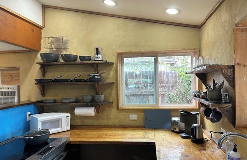North Valley Cottage | North Valley Artist’s Cottage -peaceful, bright