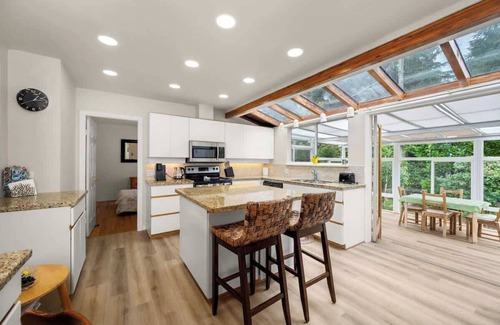 District of North Vancouver House | North Van 3BR Main Home Suite Hot Tub , Sunroom & Deck