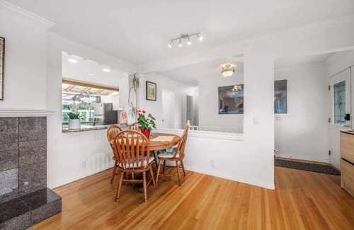 District of North Vancouver House | North Van 3BR Main Home Suite Hot Tub , Sunroom & Deck