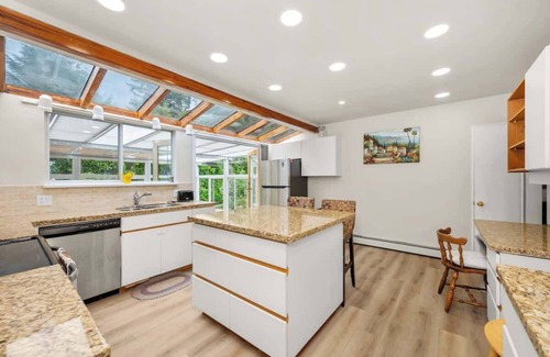 District of North Vancouver House | North Van 3BR Main Home Suite Hot Tub , Sunroom & Deck