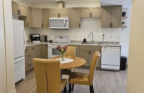 Grand Boulevard Apartment | North Van Oasis: Hike Bike Ski!