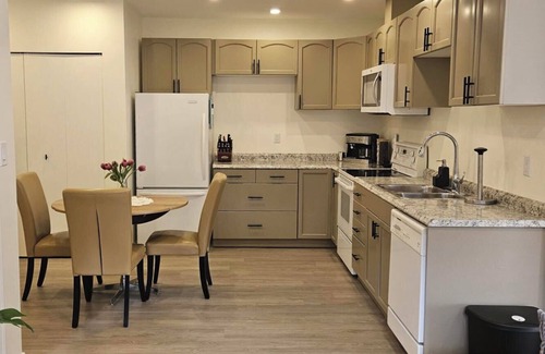 Grand Boulevard Apartment | North Van Oasis: Hike Bike Ski!