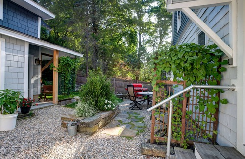 Northampton House | Northampton/Smith 3BR Home – A/C, Porch, Waterfall Garden, Walk Everywhere