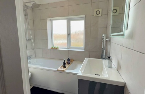 Manchester House | Northeast Manchester, Sleeps 8 with Onsite Parking