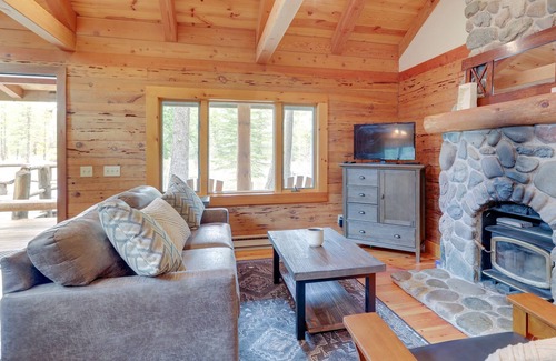 Sloat Cabin | Northern California Vacation Rental w/ River Views