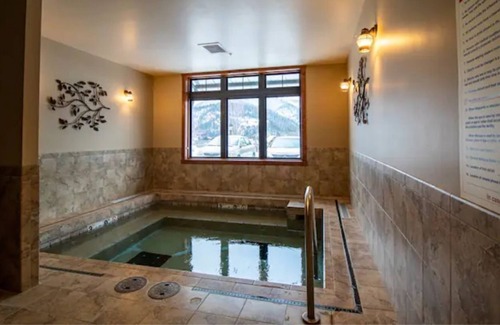 Kellogg Condo | Northern Comfort- 2 bedroom/ 2 bath condo