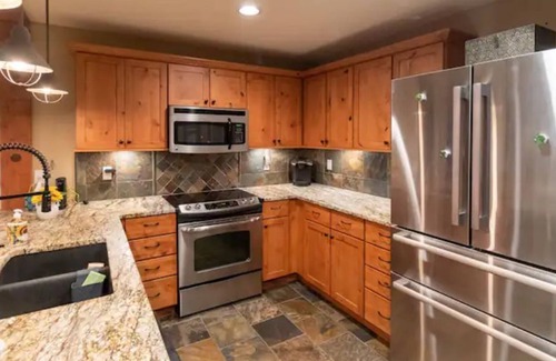 Kellogg Condo | Northern Comfort- 2 bedroom/ 2 bath condo