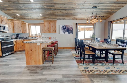 Island Park Cabin | Northern Lights Retreat+7brms+AC+hotub+30milesYNP