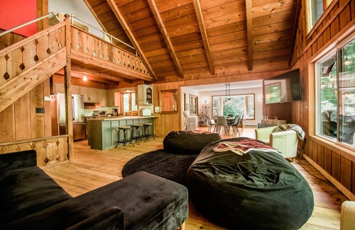Bellaire House | Northern Nights Chalet Wanderlust Abodes