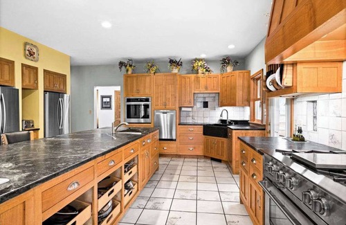 Barnum House | Northern Vineyard Estate: Luxurious Home & Endless