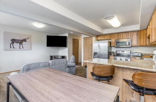 Knik-Fairview Apartment | NorthernNest Townhouse w/ Mtn Views & King Suite