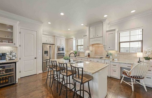 College Station House | Northgate Nest Cozy & Convenient 2BR 3BA Office Steps from A&M