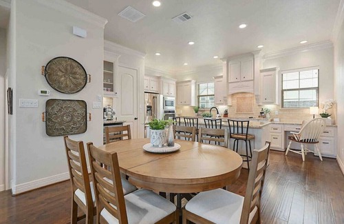 College Station House | Northgate Nest Cozy & Convenient 2BR 3BA Office Steps from A&M