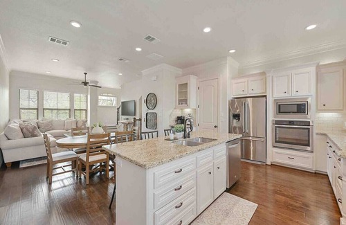 College Station House | Northgate Nest Cozy & Convenient 2BR 3BA Office Steps from A&M