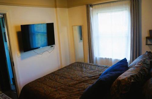 Maple Leaf Apartment | Northgate Station