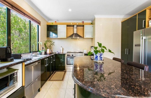 Auckland House | Northpark Getaway with patio area