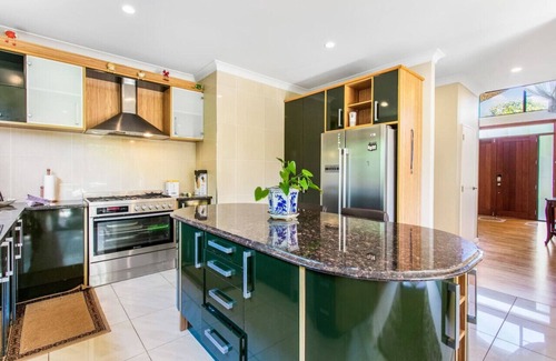 Auckland House | Northpark Getaway with patio area