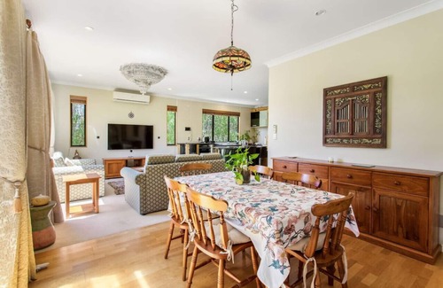 Auckland House | Northpark Getaway with patio area