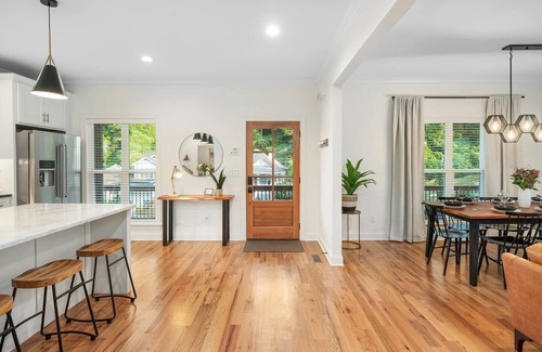 North Chattanooga House | Northshore Urban Hive - Spacious House with EV Charging