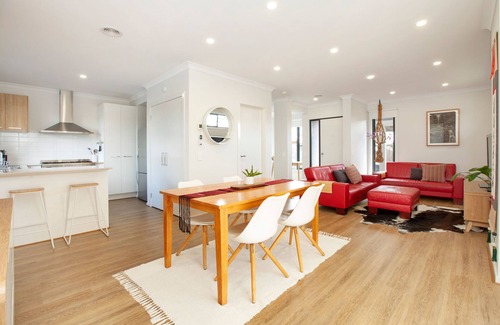 Norlane House | Northside Townhouse, Geelong