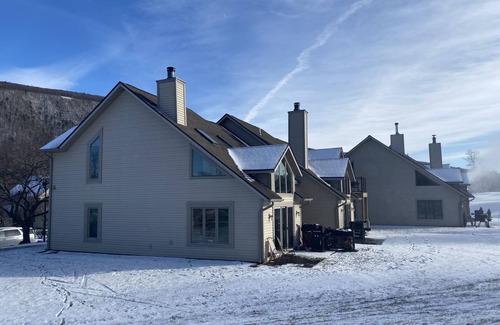 Canandaigua House | NorthStar/Bristol Mt Ski in/out Twnhse - 8 Guests