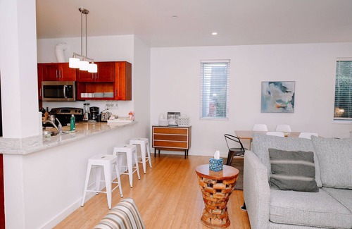 Uptown Condo | Northwest Nob Hill Alphabet District! Free Parking! 1180 sq. ft.! Walk score 97!