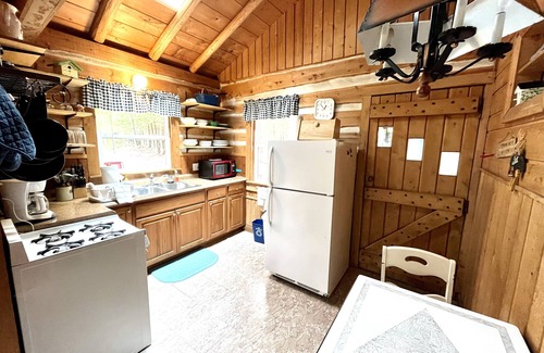 Ephraim House | Northwind Cottage #3, Cozy cabin in the woods, 1 block from the Bay.