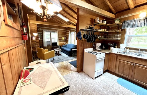 Ephraim House | Northwind Cottage #3, Cozy cabin in the woods, 1 block from the Bay.