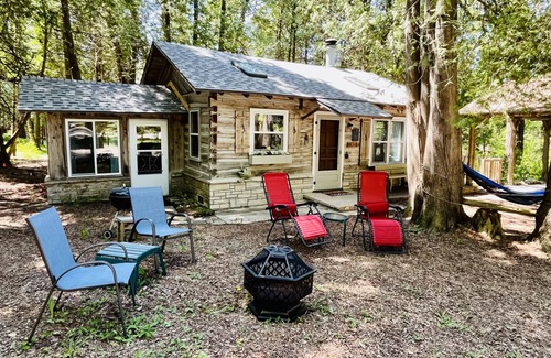 Ephraim House | Northwind Cottage #3, Cozy cabin in the woods, 1 block from the Bay.