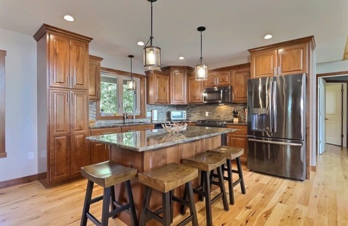 Tomahawk House | Northwoods WI Lakefront Cabin 6BR on Lake Nokomis