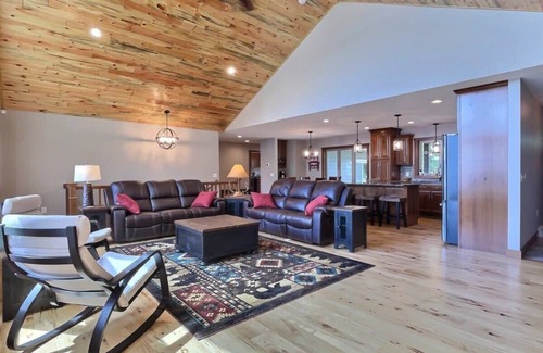 Tomahawk House | Northwoods WI Lakefront Cabin 6BR on Lake Nokomis