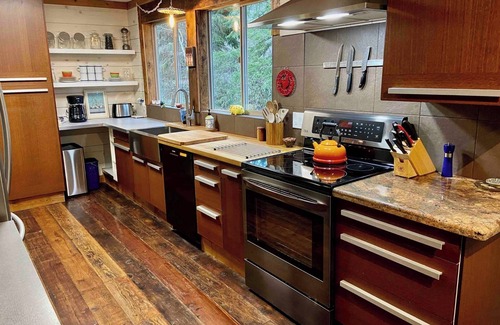 Portland Other | Nos Suenos farmhouse, Charming 2-bedroom with hottub, WiFi in marvelous Portland