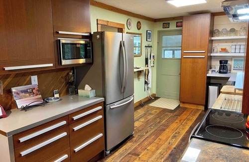 Portland Other | Nos Suenos farmhouse, Charming 2-bedroom with hottub, WiFi in marvelous Portland