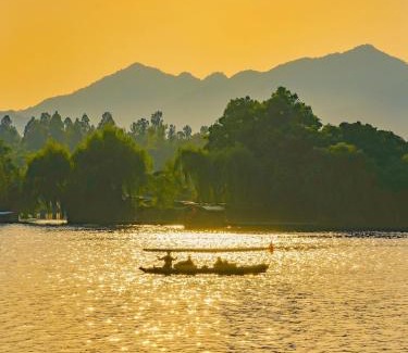 Xihu Hotel | Nost algia S Hotel Hangzhou West Lake & Lingyin Temple 时光漫步S酒店杭州西湖店 Free laundry service, Free fresh ground coffee