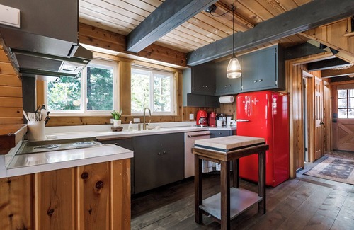 Lake Almanor Country Club Cabin | Nostalgic A-Frame Family-Friendly w/Lake & Forest Views