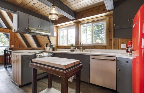 Lake Almanor Country Club Cabin | Nostalgic A-Frame Family-Friendly w/Lake & Forest Views