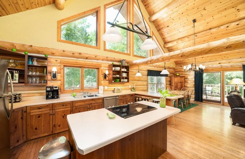 Sturgeon Bay Cabin | Nostalgic Log Home w/Hot Tub! “The Green Apple Lodge”