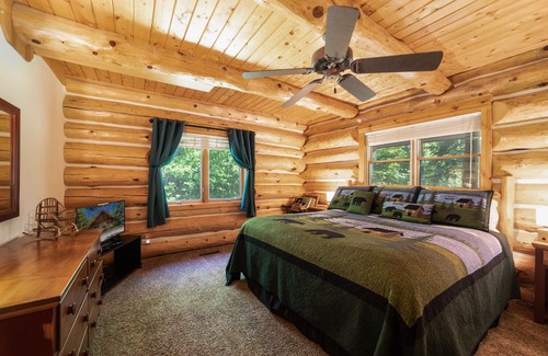 Sturgeon Bay Cabin | Nostalgic Log Home w/Hot Tub! “The Green Apple Lodge”